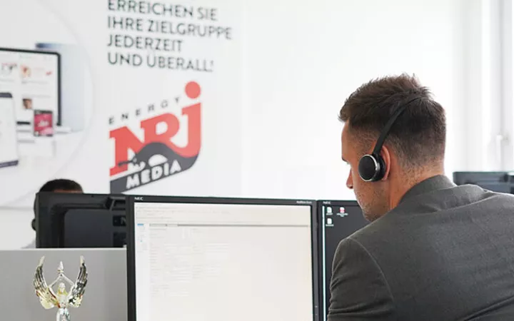 Mitarbeiter sitzt im Büro Media Abteilung