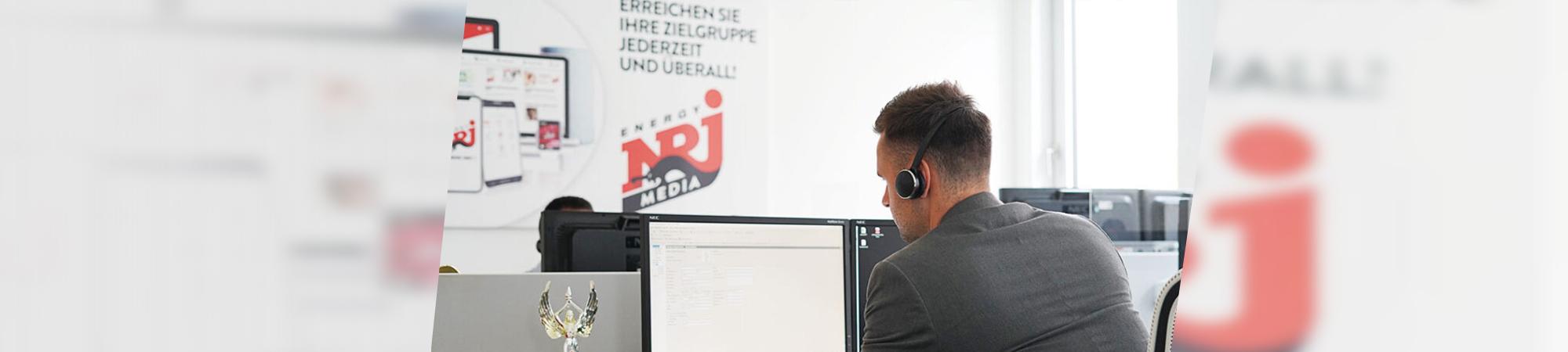Mitarbeiter sitzt im Büro Media Abteilung