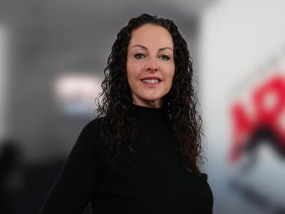 Frau mit schwarzen Locken und schwarzem Rollkragen